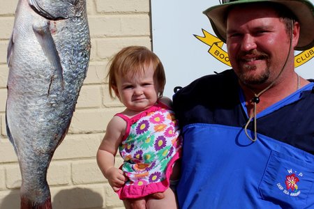 Stephen Ashlin en sy jongste dogtertjie, Ashlee (1) by sy pragtige steenbras van 5.92kg